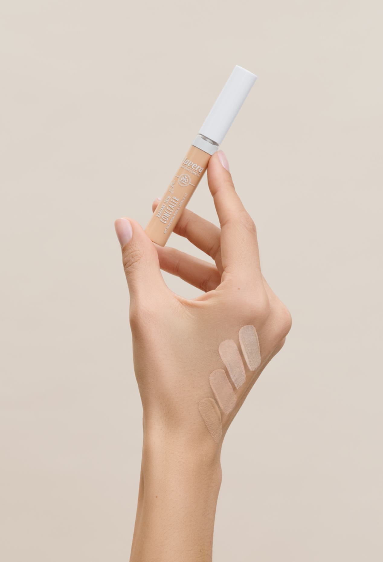 lavera Radiant Skin Concealer -Ivory 01- in der Anwendung