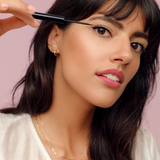 lavera Liquid Eyeliner -Black 01- lors de l'application