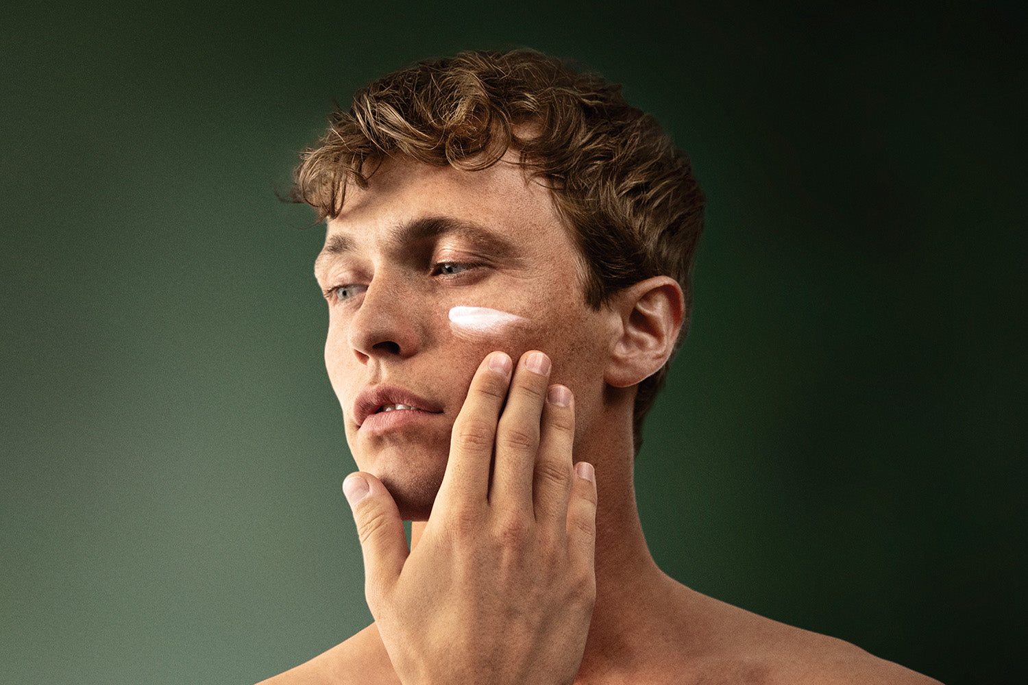 lavera Men sensitive Feuchtigkeitscreme in der Anwendung