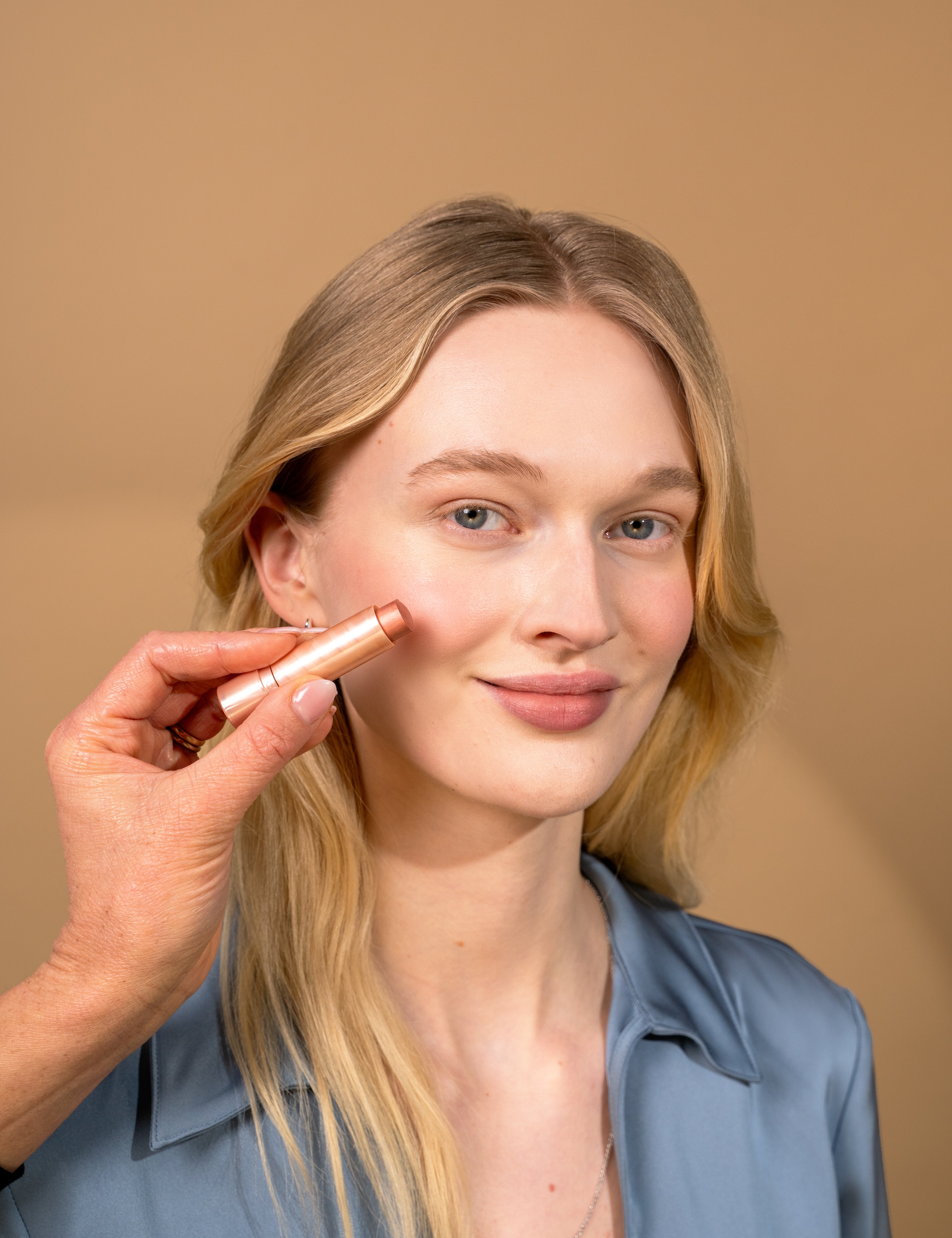 lavera Multi Balm -Sundown Gold 03- in der Anwendung