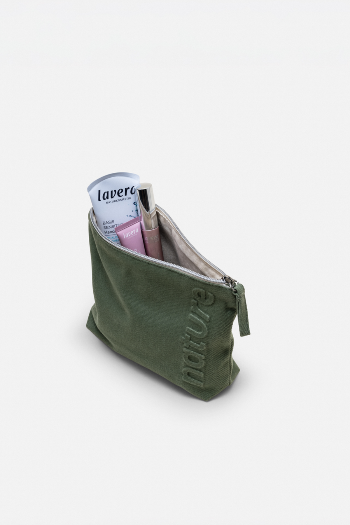 lavera Trousse de toilette – Sage Green lors de l'application