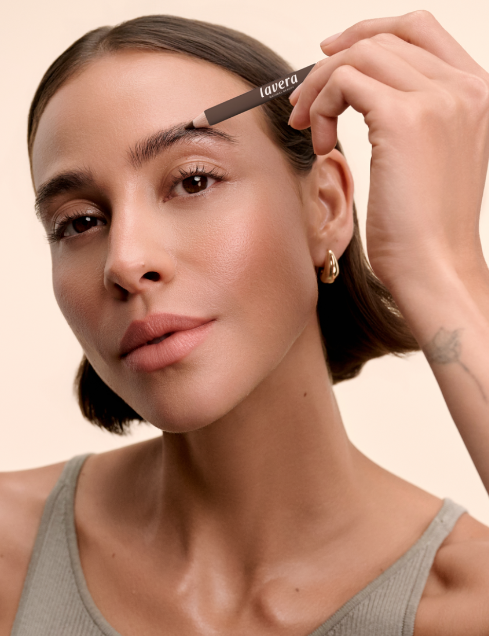 lavera Eyebrow Pencil -Brown 01- in der Anwendung