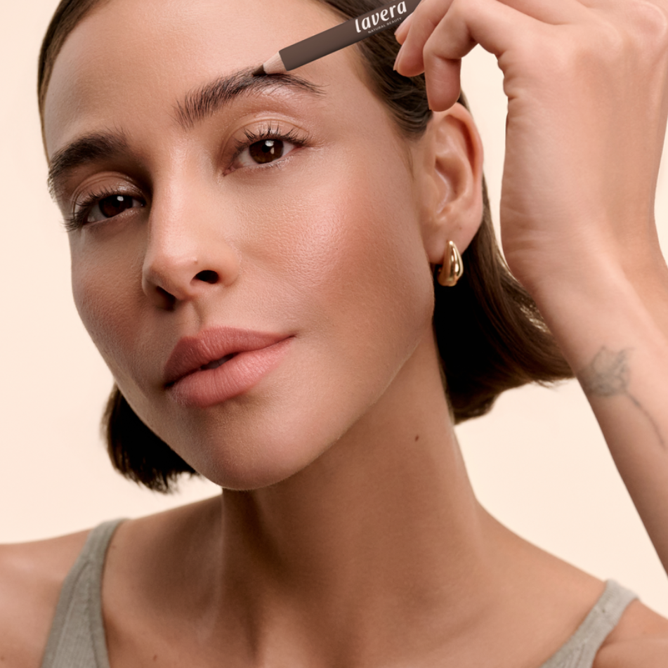 lavera Eyebrow Pencil -Brown 01- lors de l'application