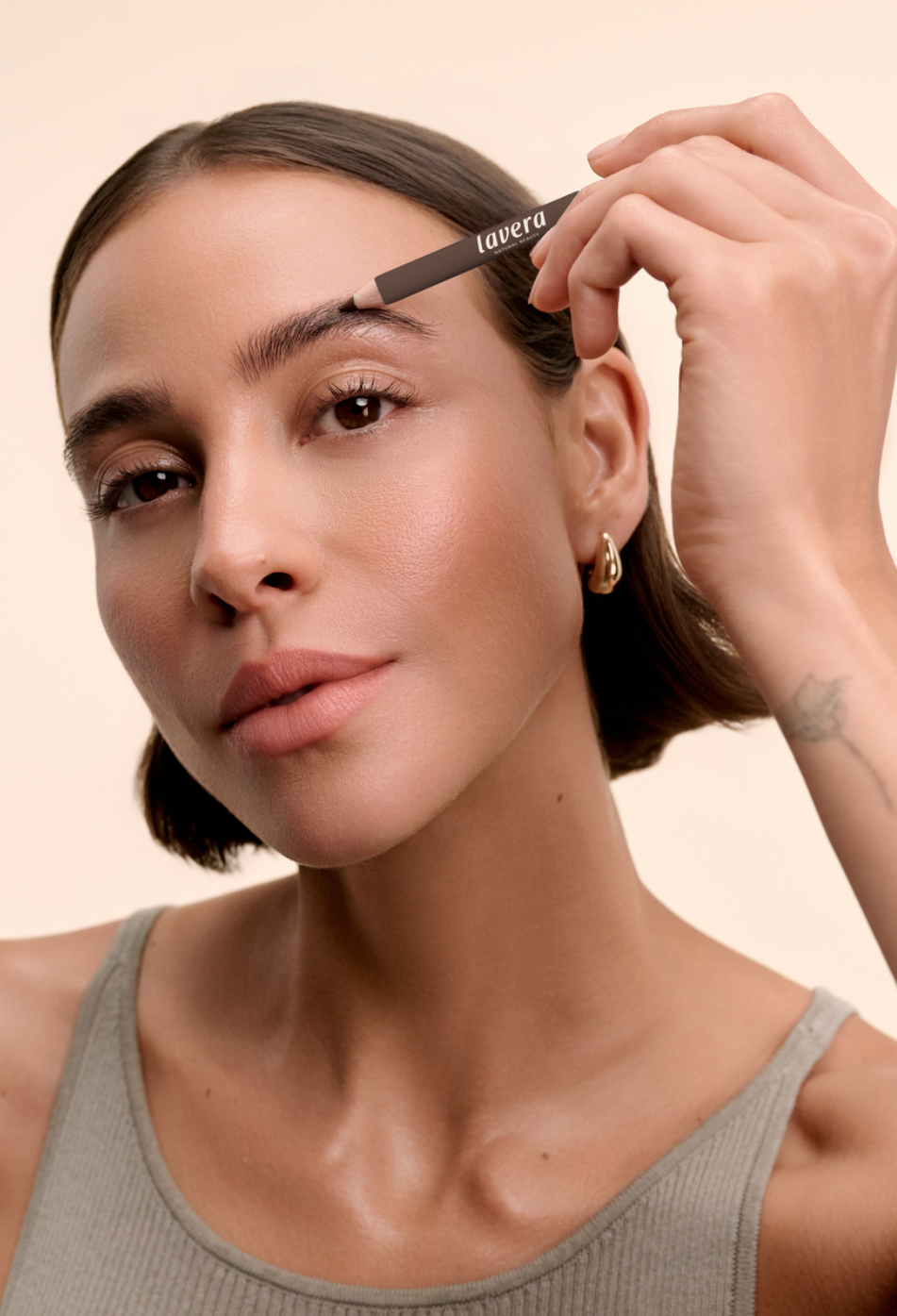 lavera Eyebrow Pencil -Brown 01- in der Anwendung