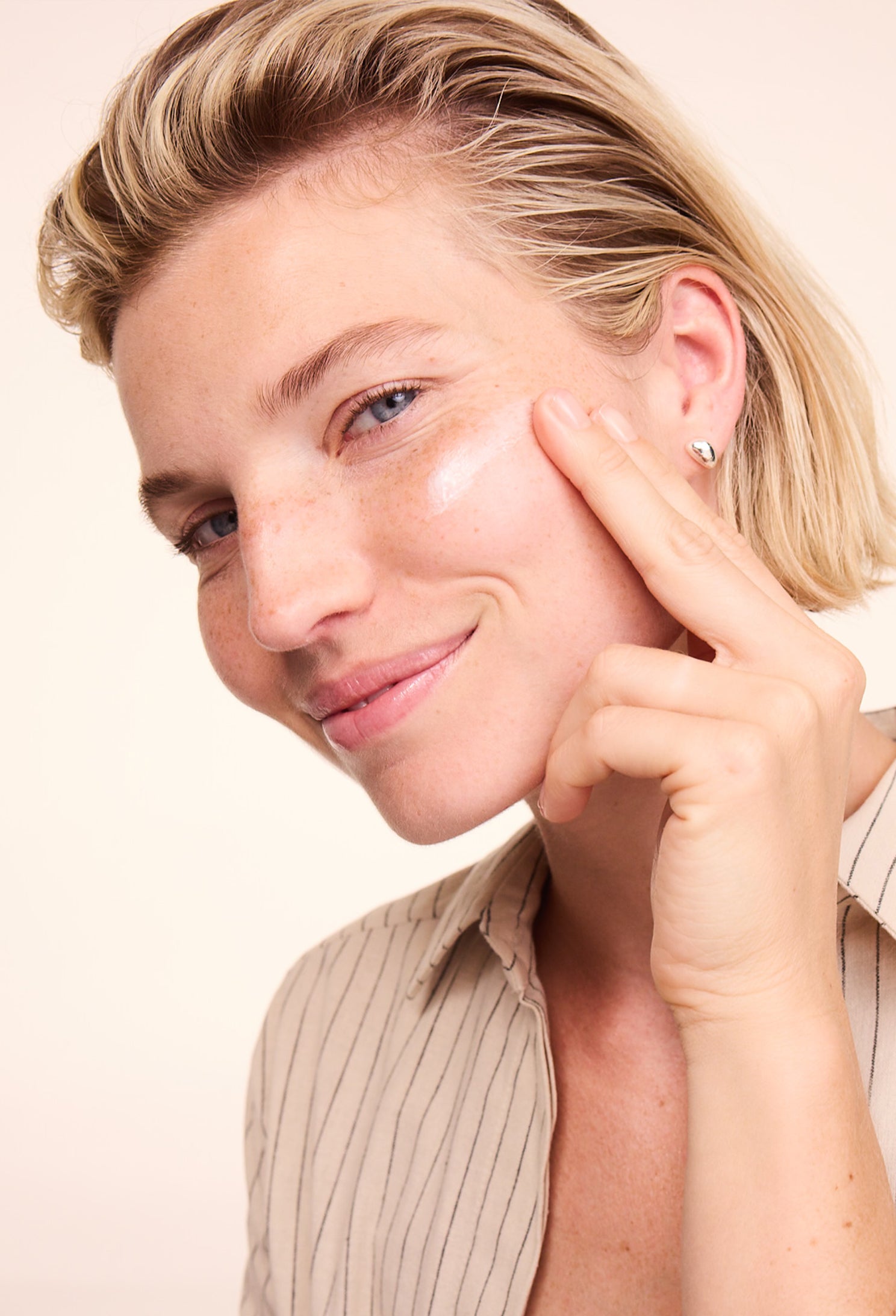 lavera basis sensitive Anti-Falten Nachtcreme Q10 in der Anwendung