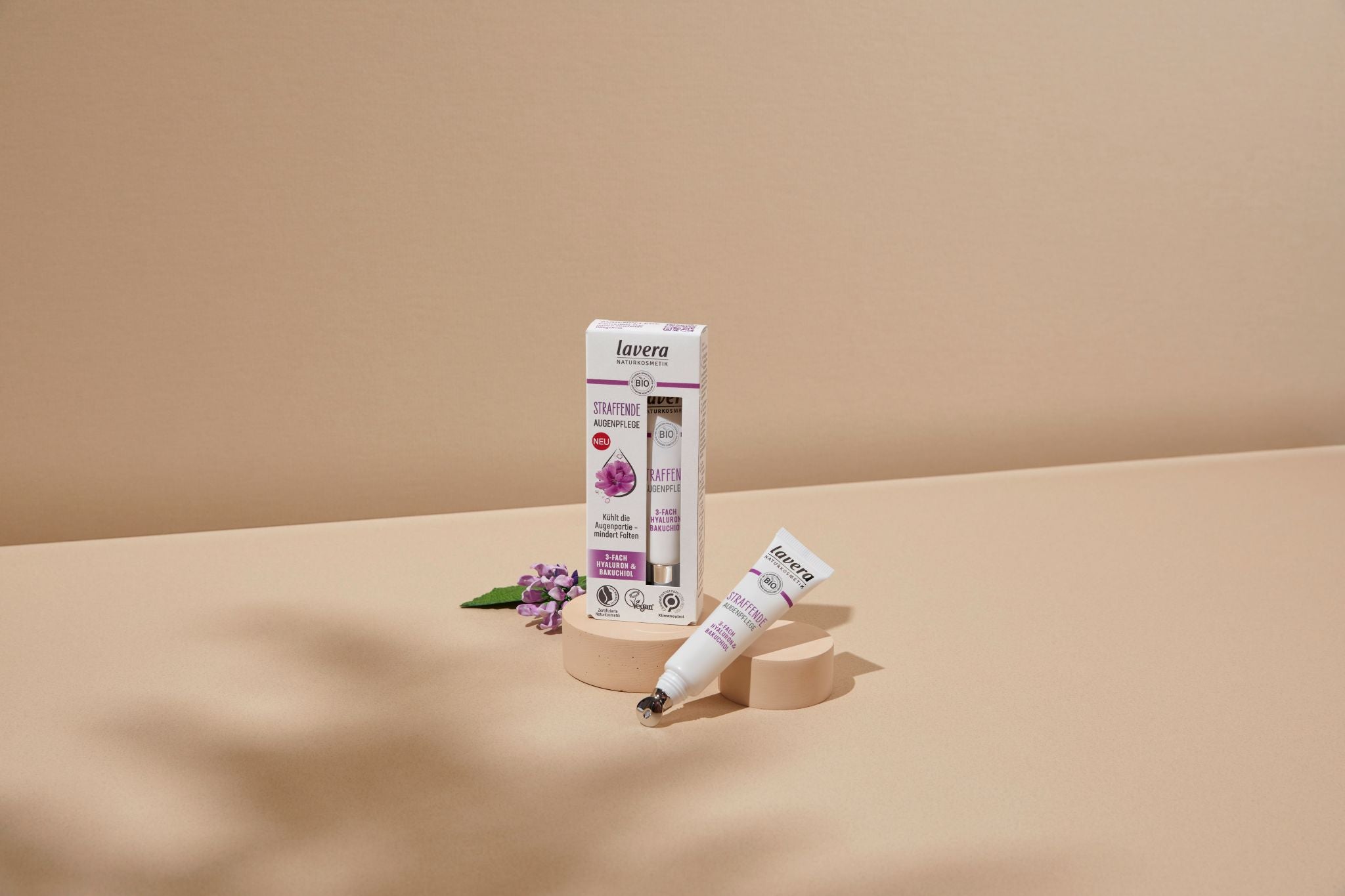 lavera Crème contour des yeux anti-âge sur fond clair