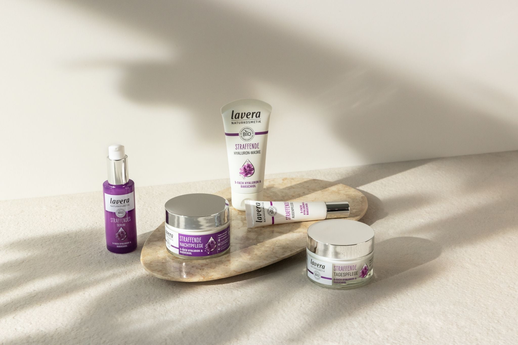 lavera Produits anti-âge sur fond clair