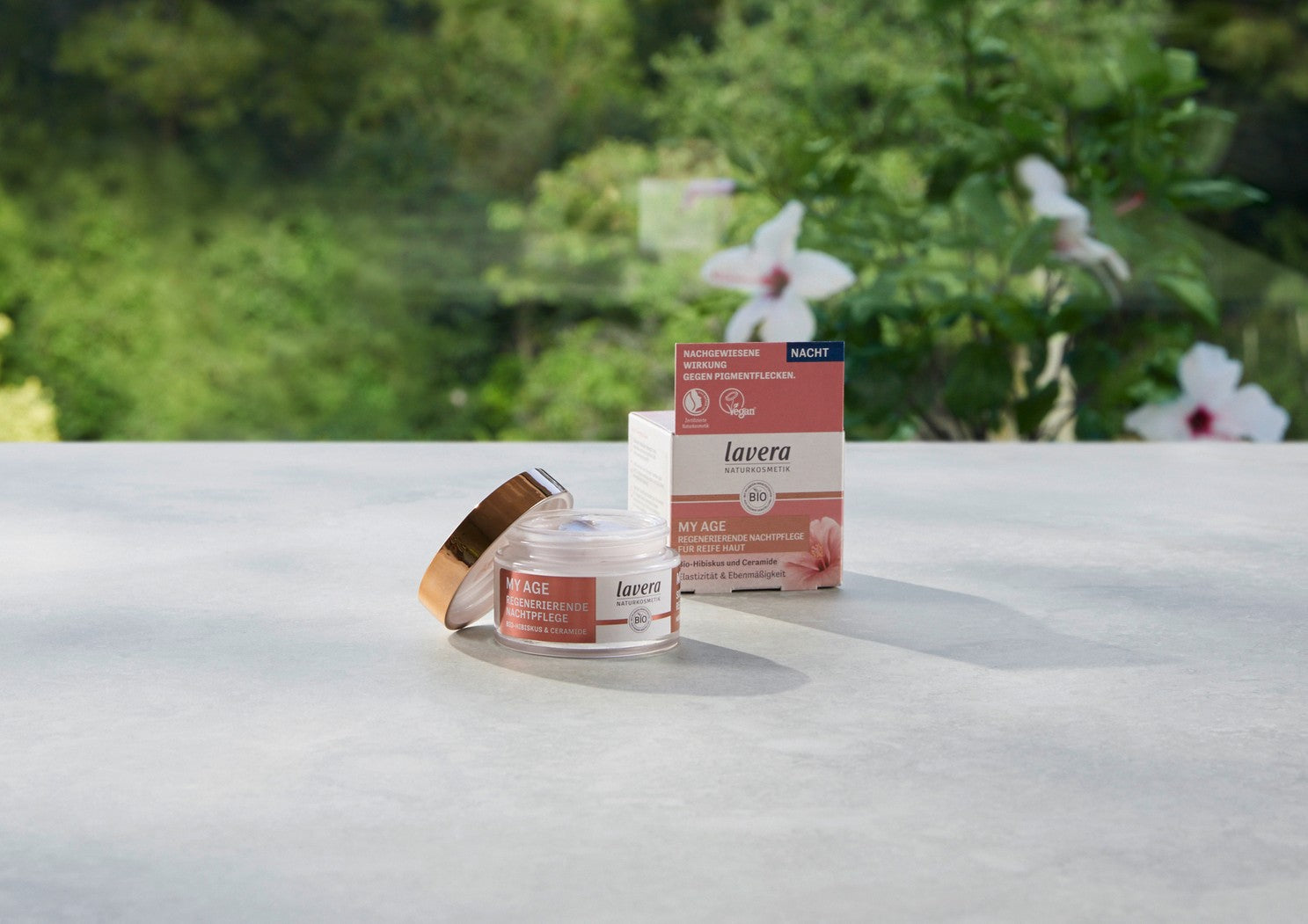 lavera My Age soin nuit régénérant avec hibiscus bio et céramides, photo produit en extérieur