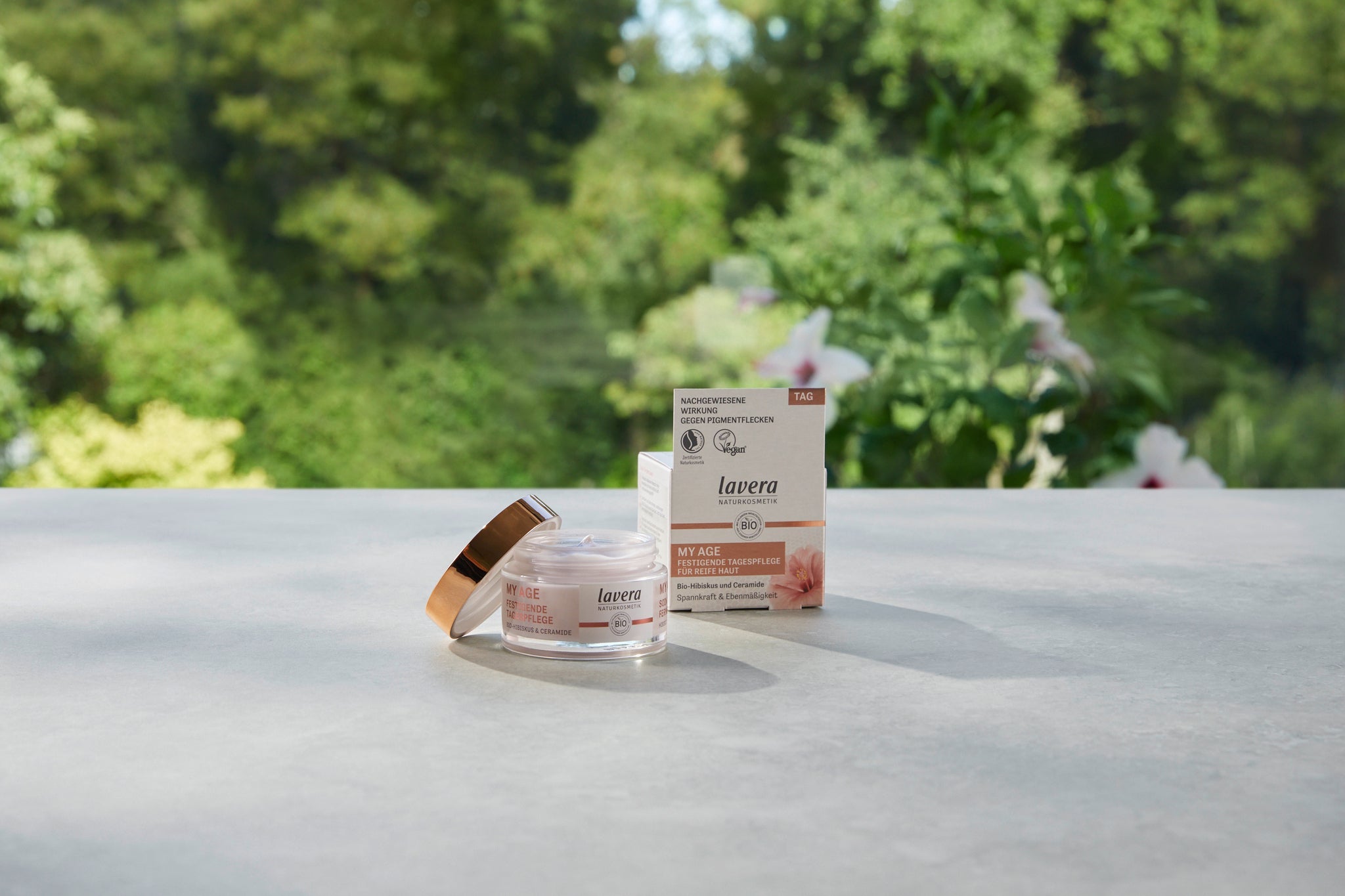 Soin de jour raffermissant lavera MY AGE pour peau mature à l'hibiscus bio, photo produit en extérieur.