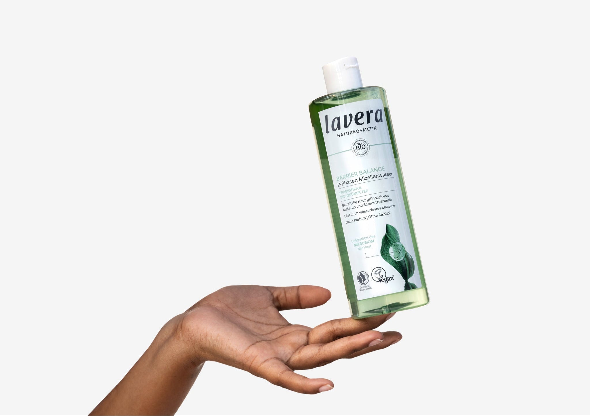 lavera Barrier Balance eau micellaire sur la main