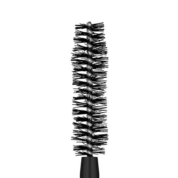 Brosse mascara noire en gros plan sur fond blanc