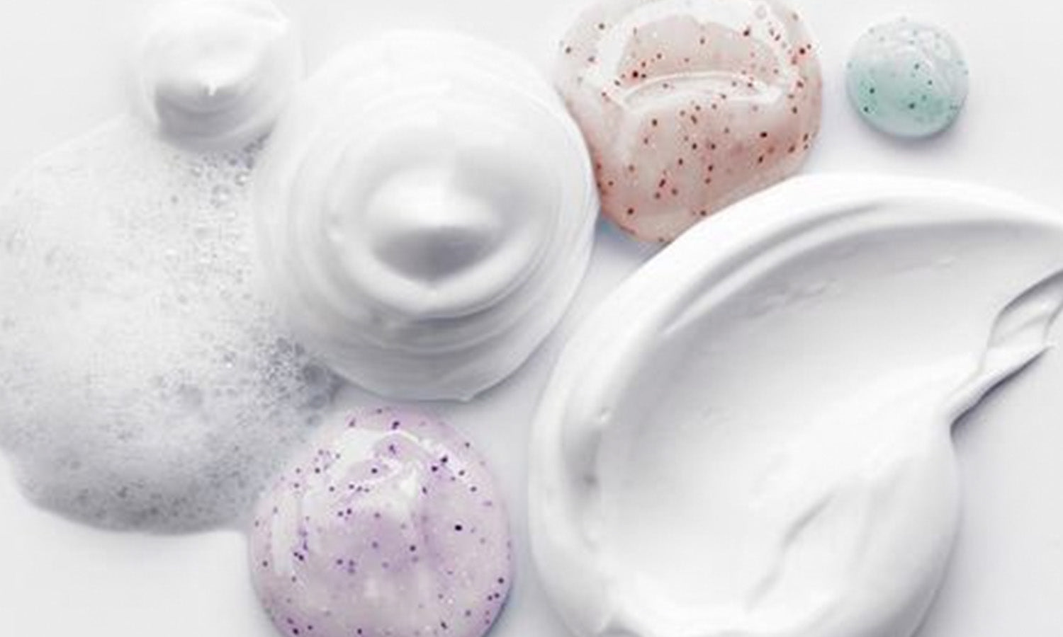 Mehrere Creme und Peeling Texturen nebeneinander
