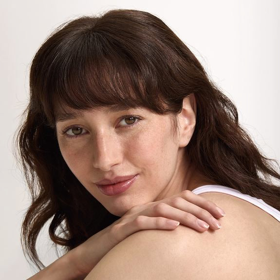 Porträt einer Frau mit natürlichem Look und freier Schulter