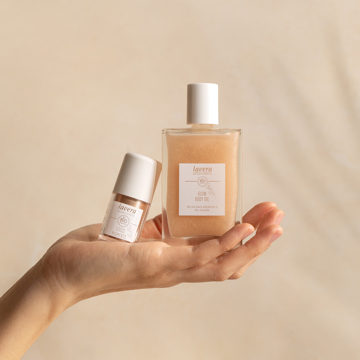 Bodyoil und Loose Pigments auf einer Hand