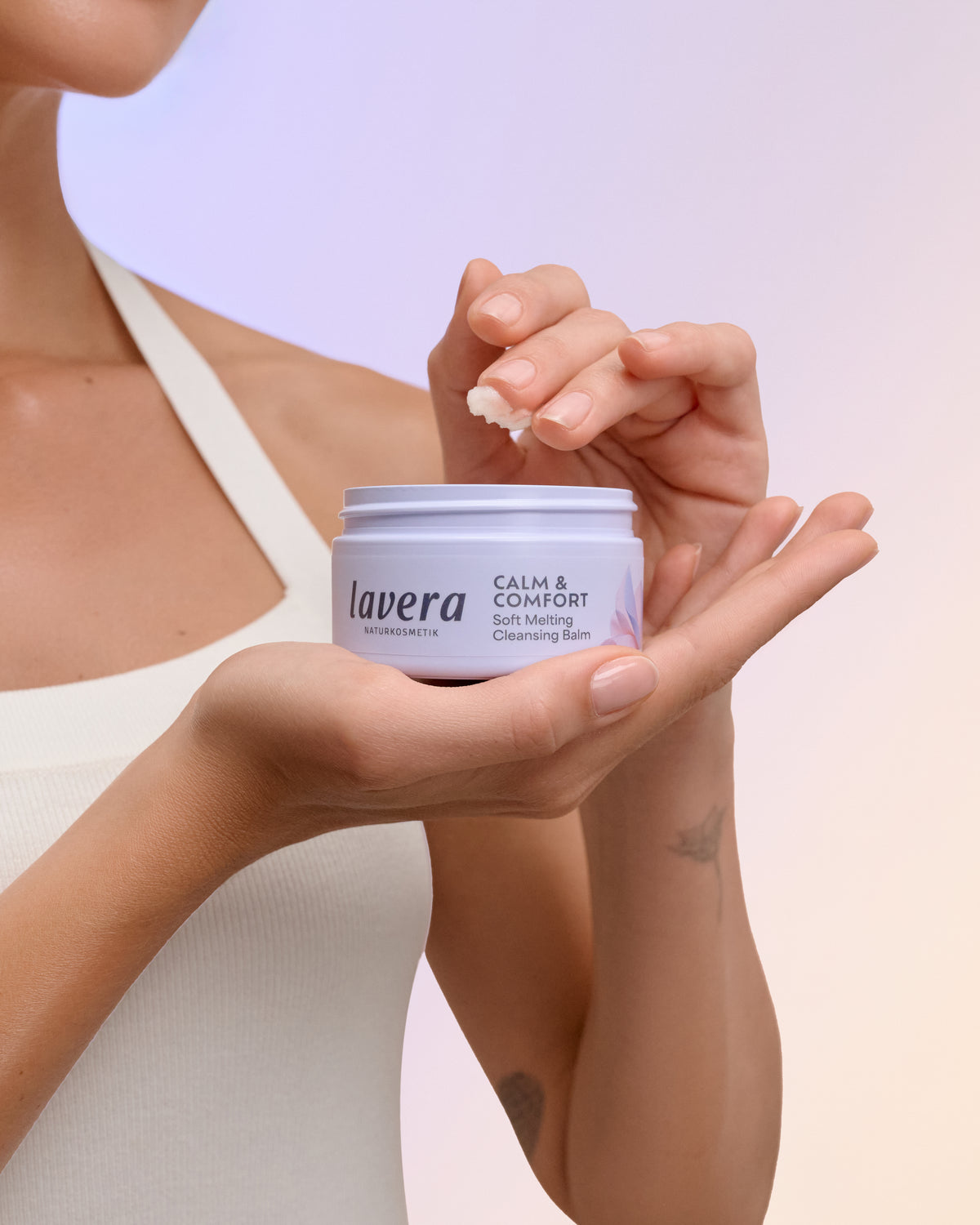 Calm & Comfort Soft Melting Cleansing Balm in Anwendung