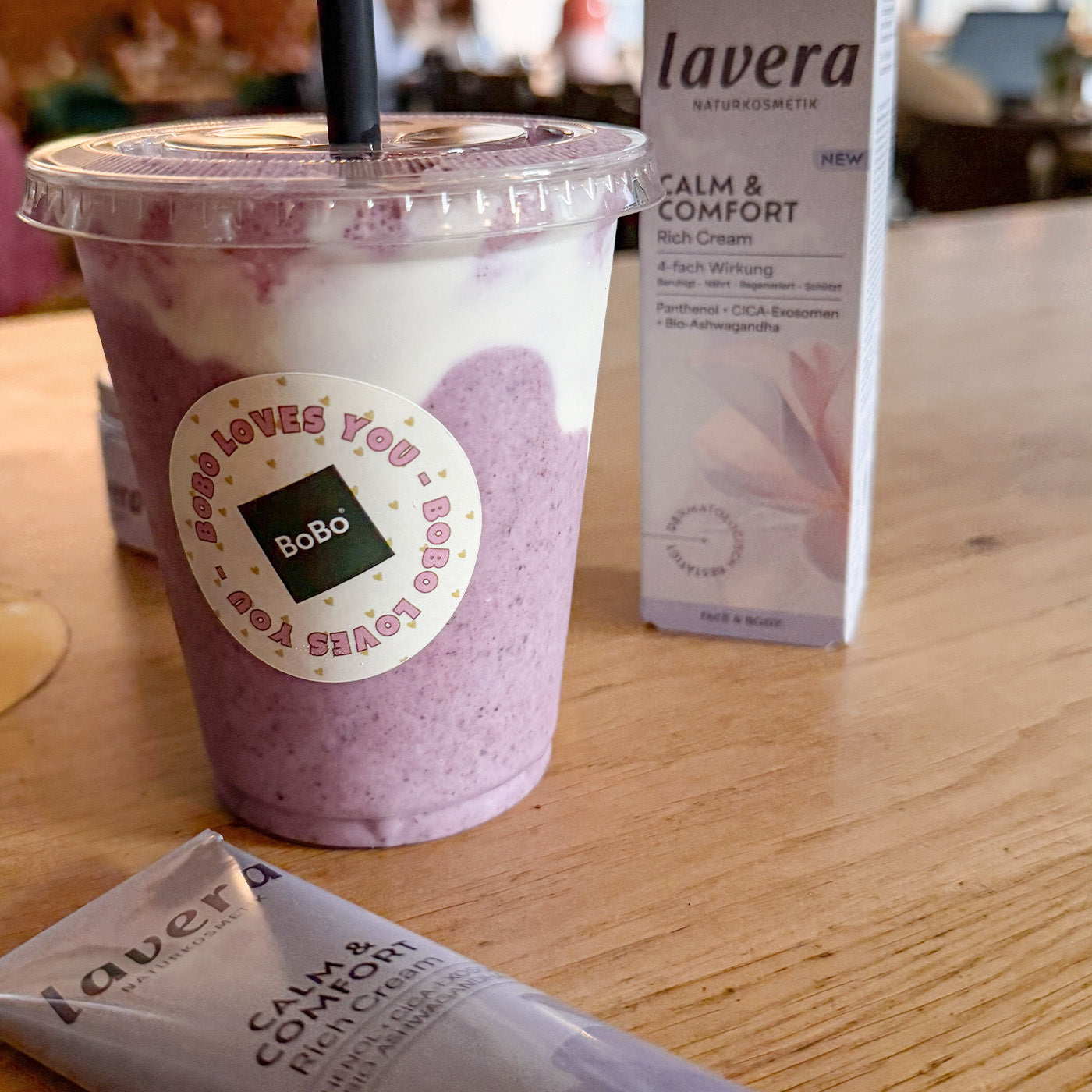 Calm & Comfort Produkte neben Frucht-Smoothie