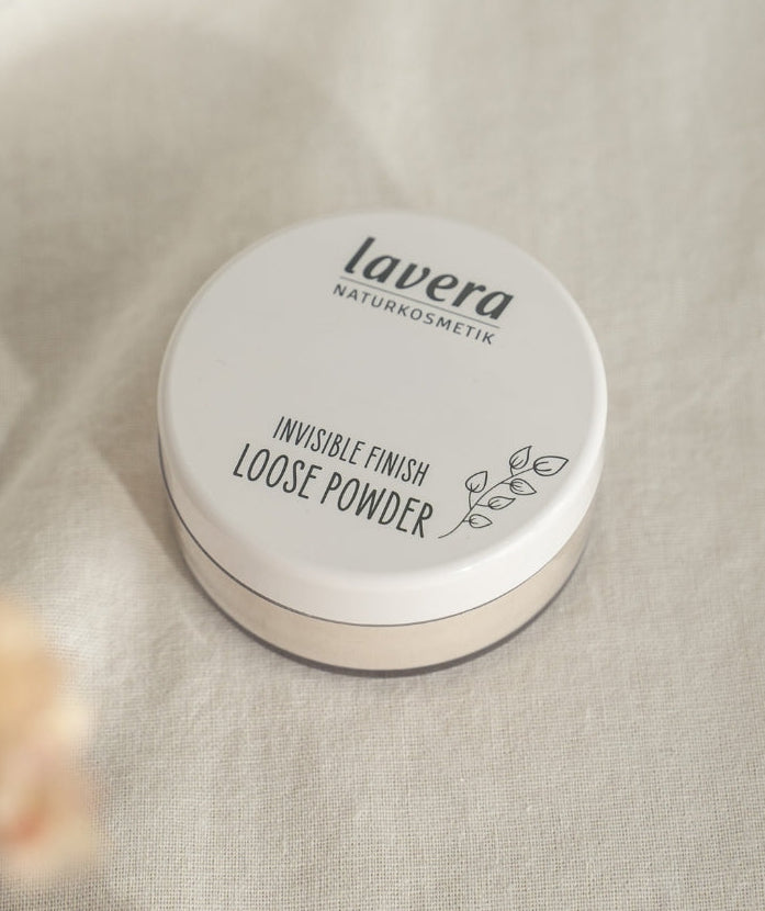 Invisible Finish Loose Powder vor einem Hintergrund aus Leinenstoff