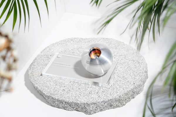 DNP-Preis-Trophäe oder –Logo als Auszeichnung für Nachhaltigkeit.