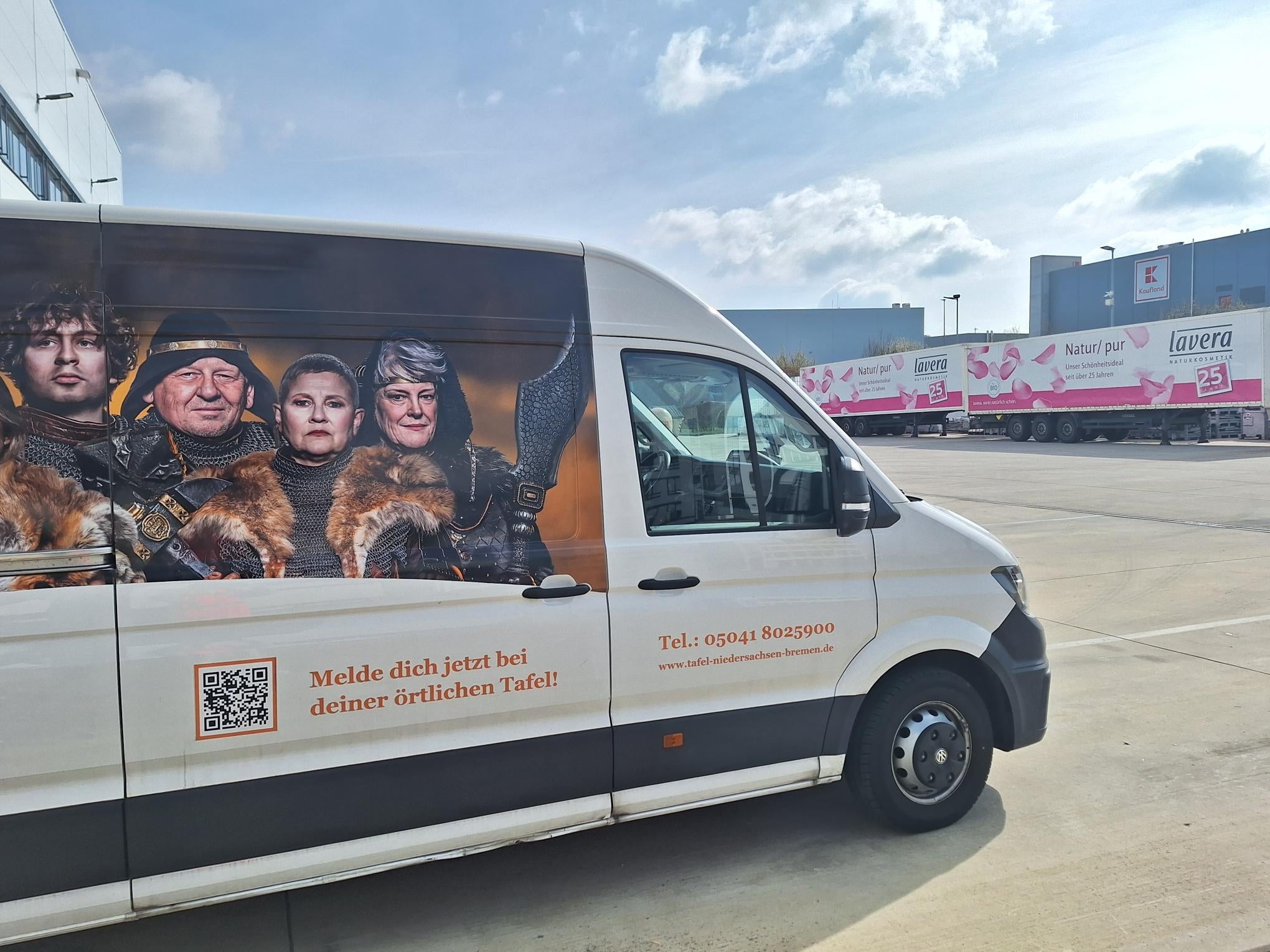 VW-Bus mit Tafel Aufschrift