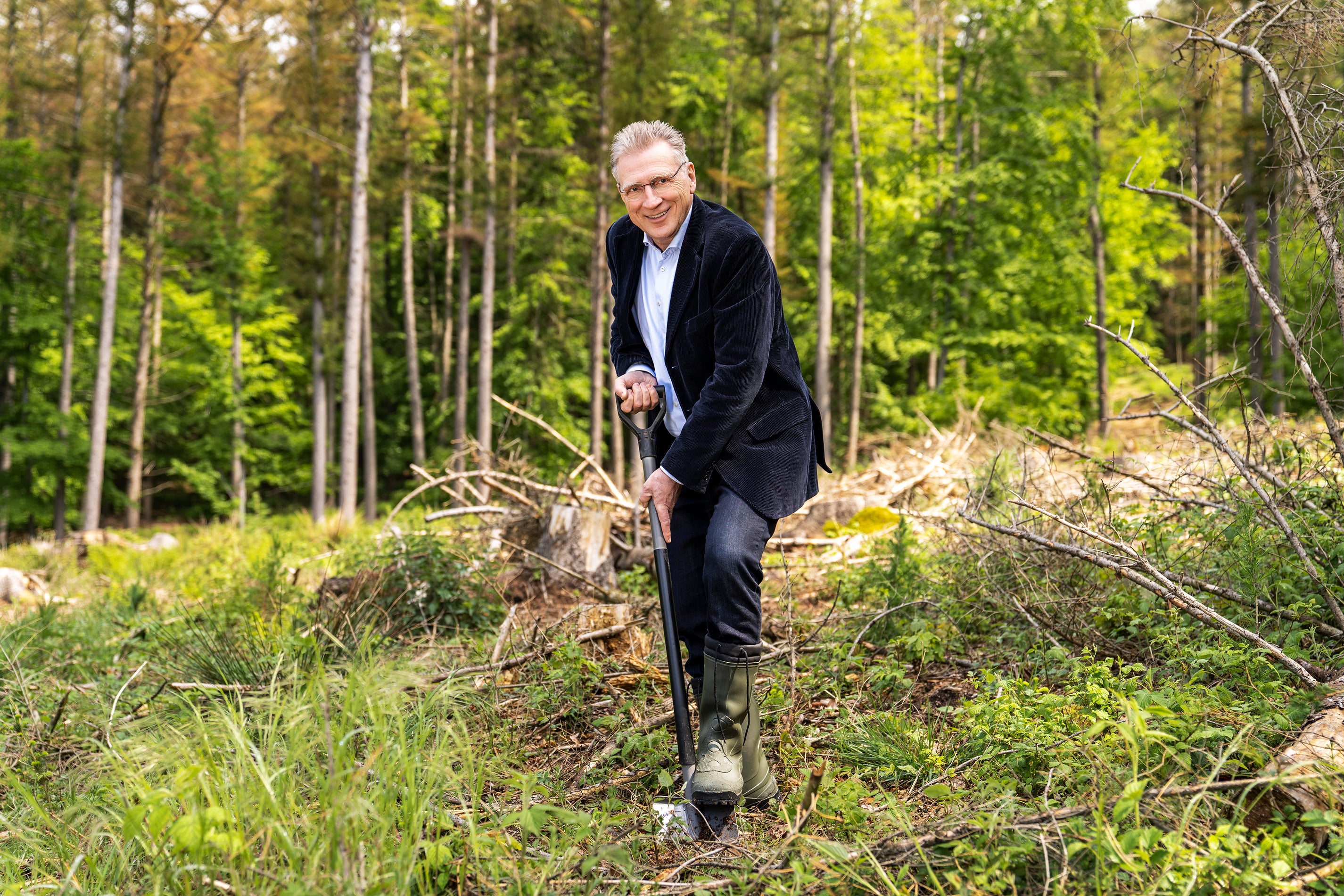Thomas Haase mit Spaten und Gummistiefeln im Wald