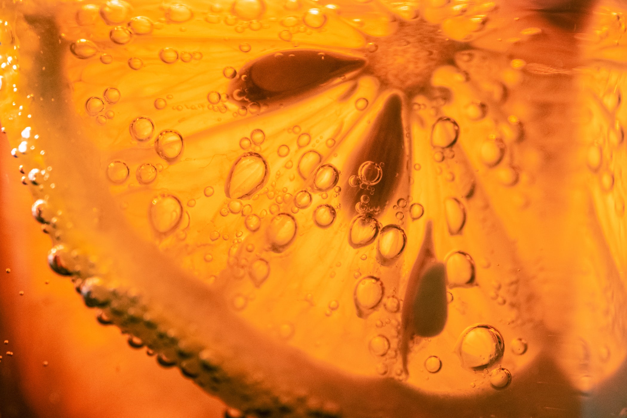 Gros plan d'une orange avec chair et gouttes d'eau comme symbole de l'ingrédient vitamine C