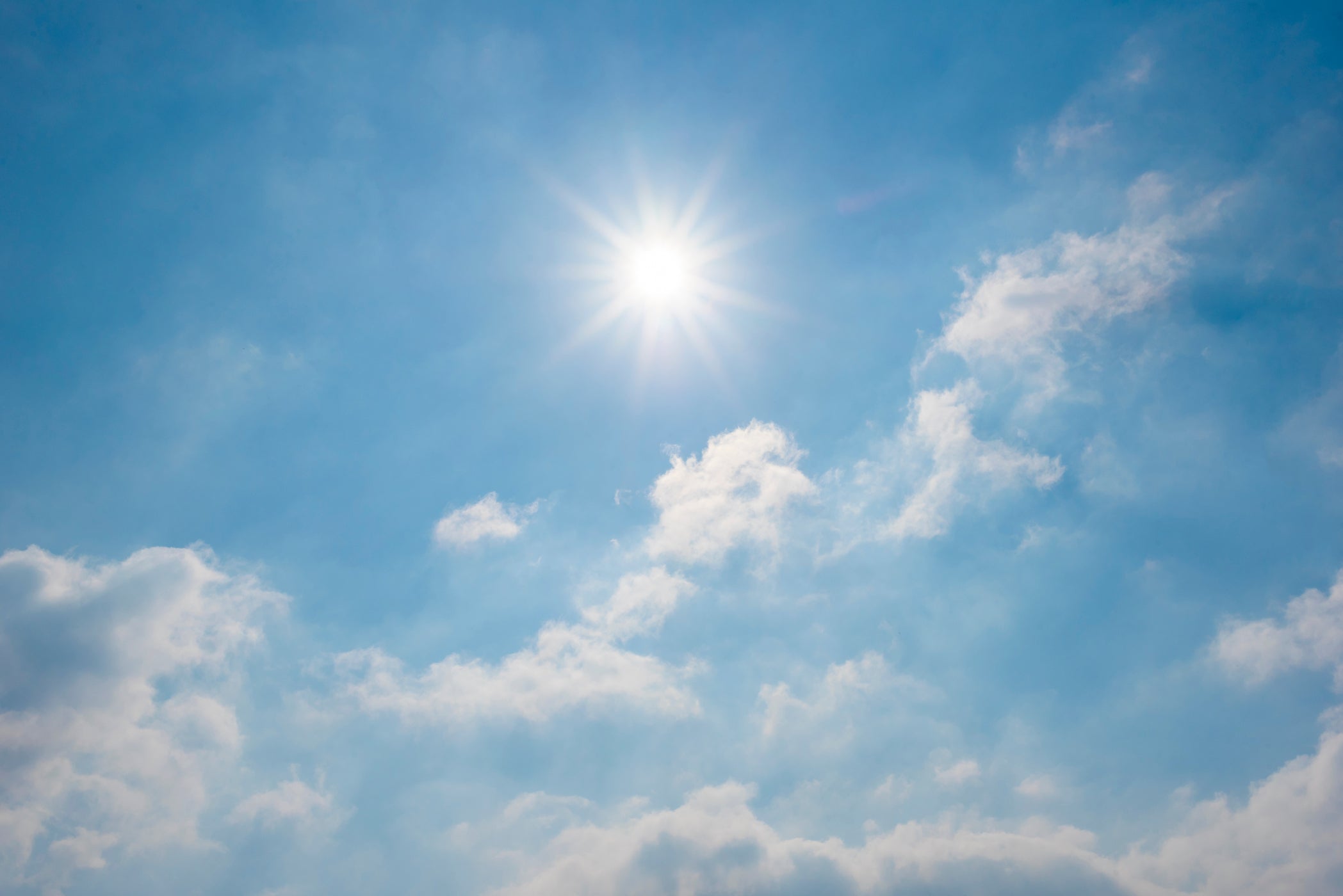 Soleil dans le ciel bleu