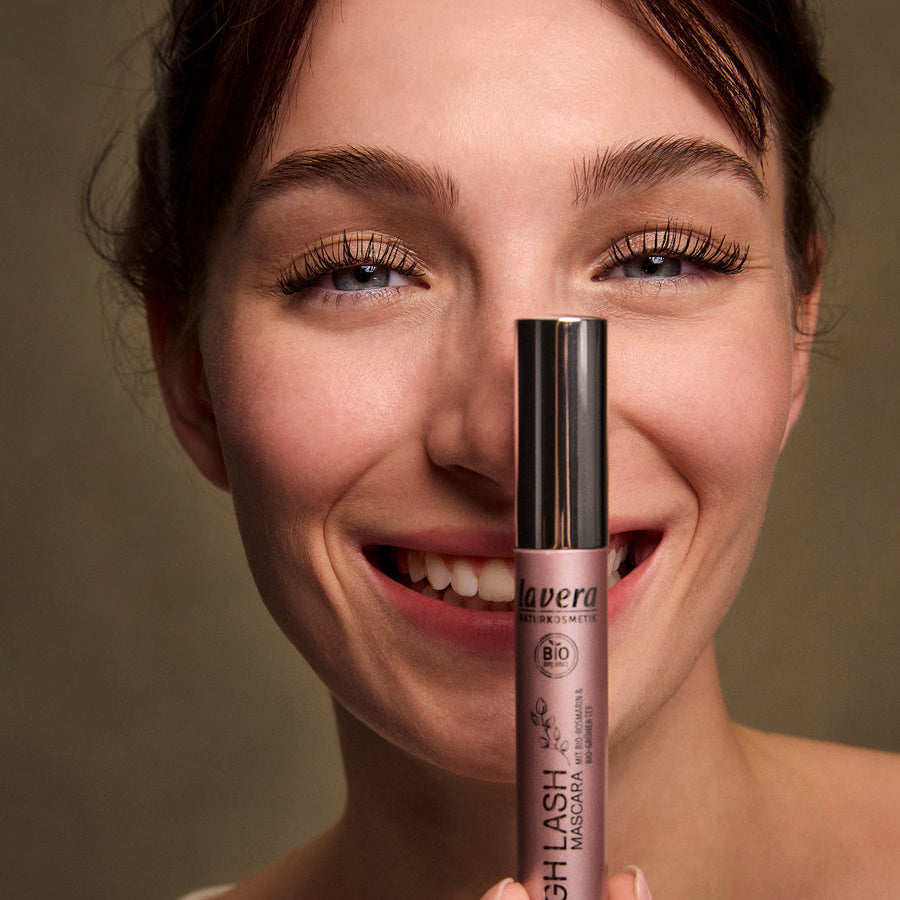 Une femme tient le mascara lavera High Lash dans la main