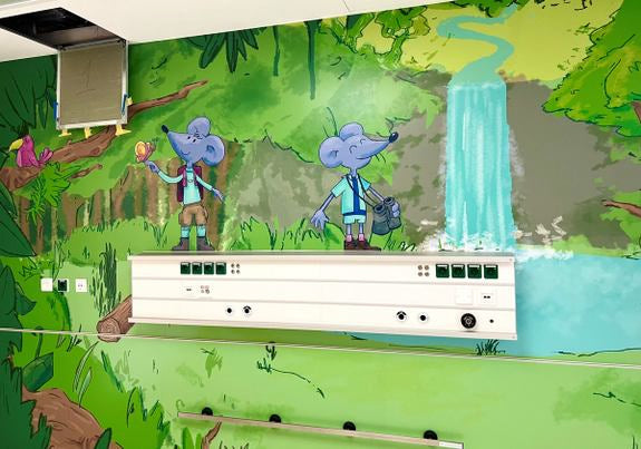 Peinture murale colorée : deux souris de bande dessinée dans la forêt devant une cascade
