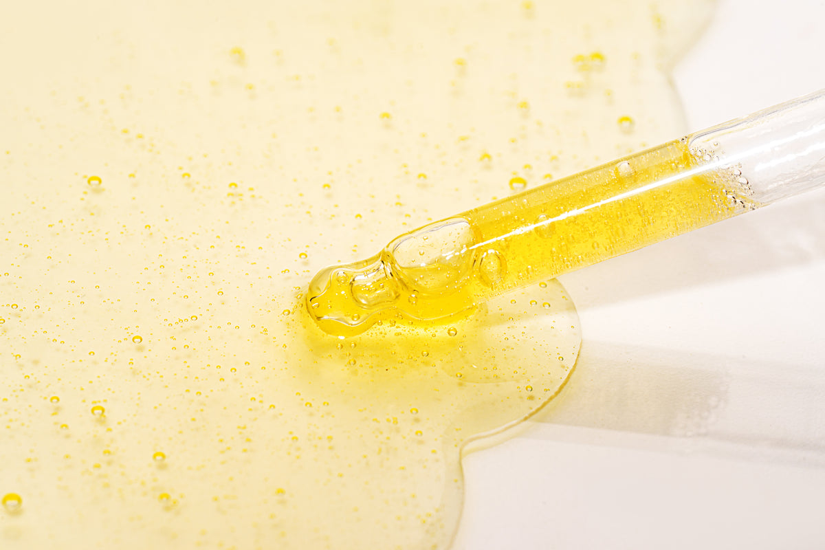 Pipette in gelbem Serum