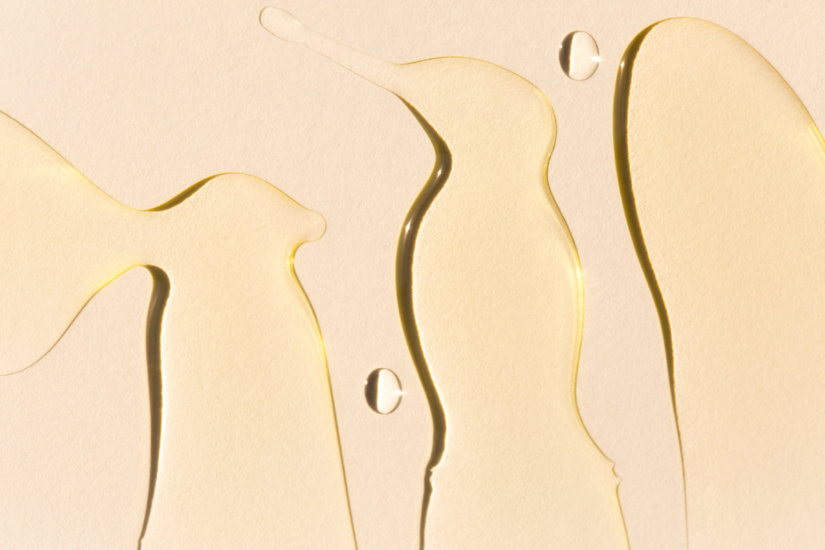Liquide transparent sur fond beige