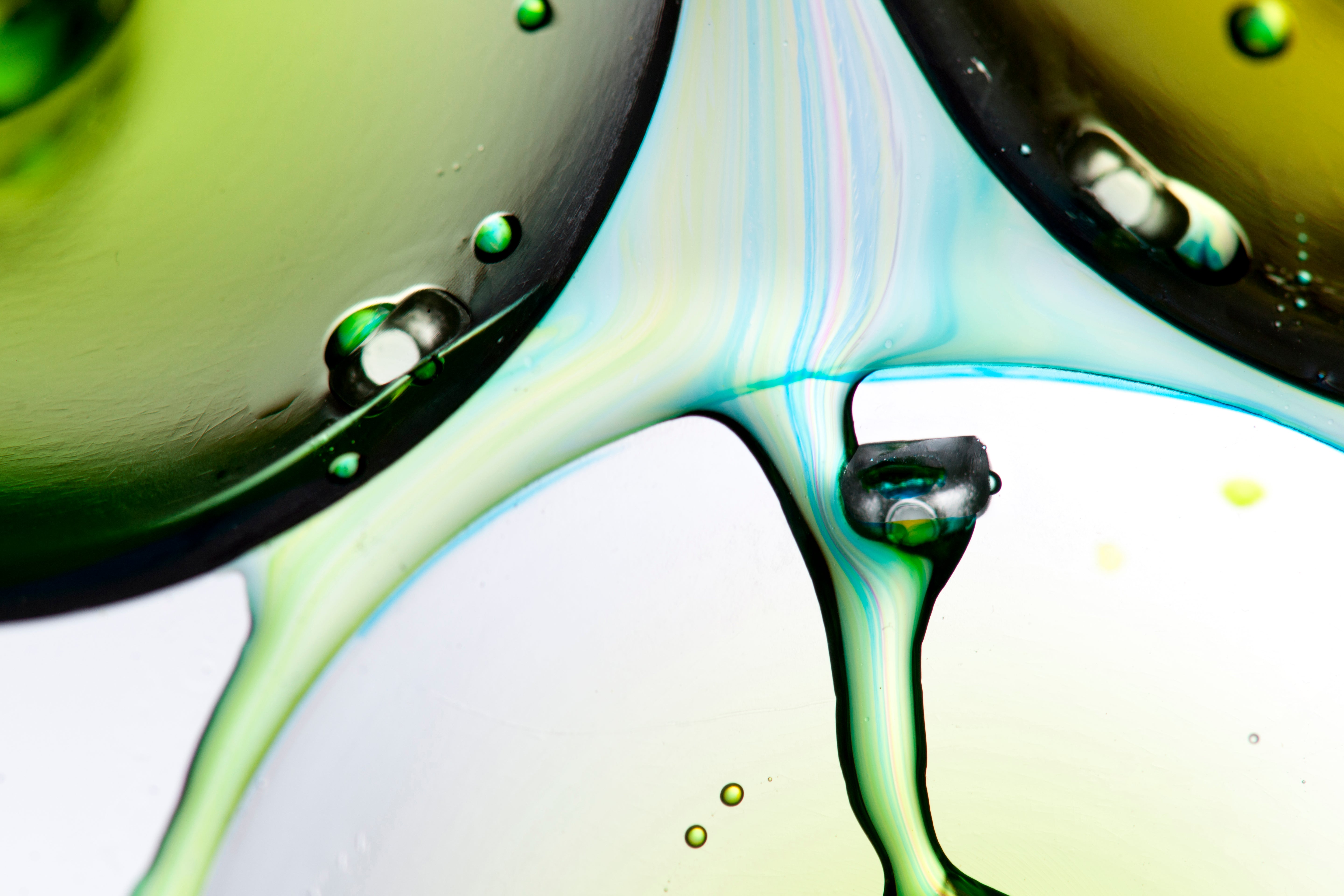 Flüssigkeit, die sich in verschiedene Grüntöne aufteilt