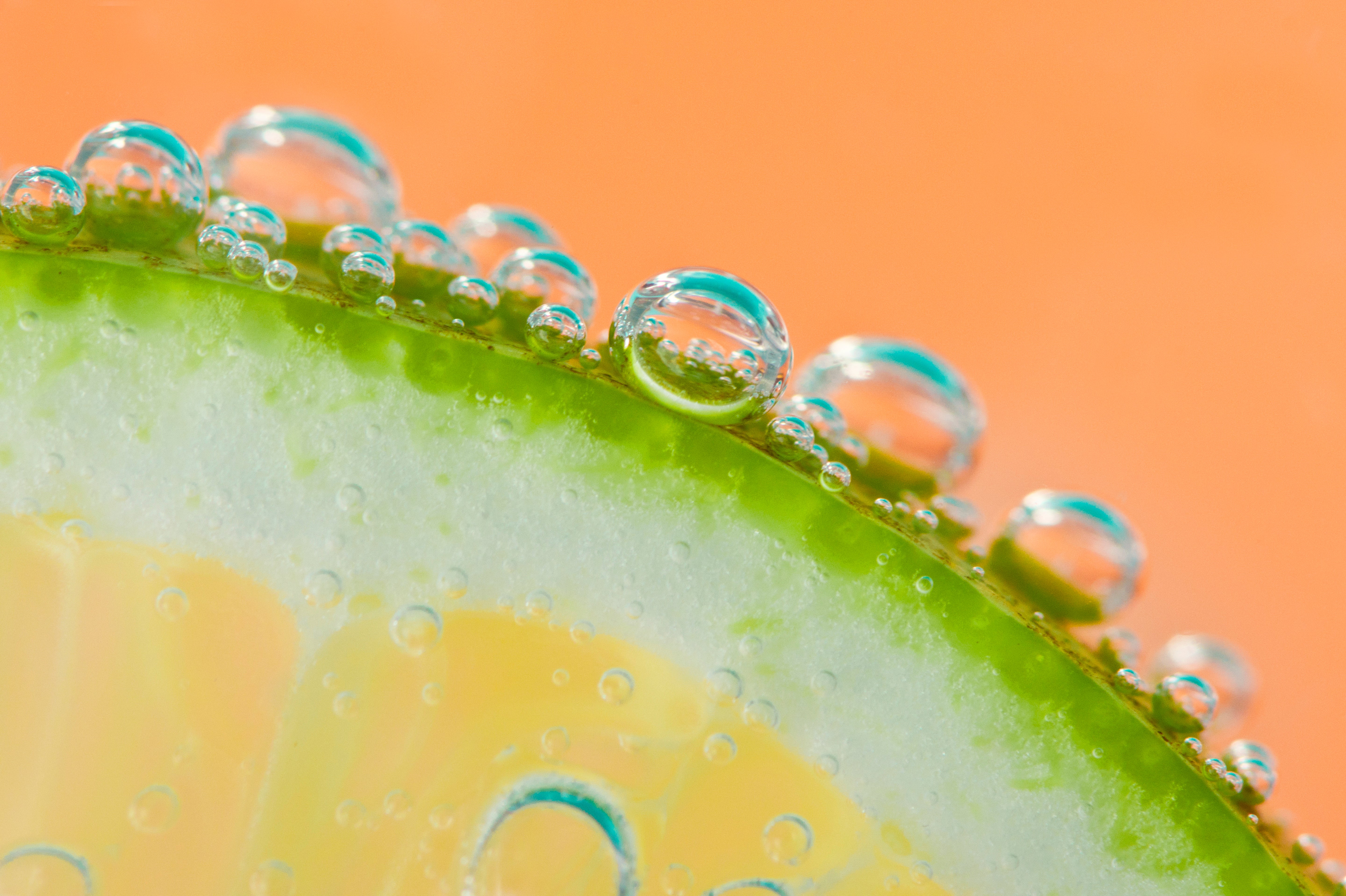 Ausschnitt einer Limette mit Wassertropfen