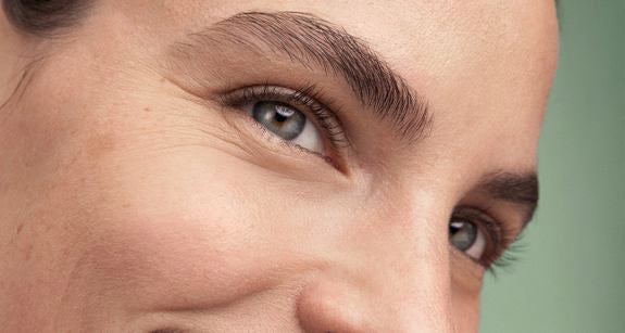 Gros plan d'un visage avec focus sur des yeux naturellement mis en valeur