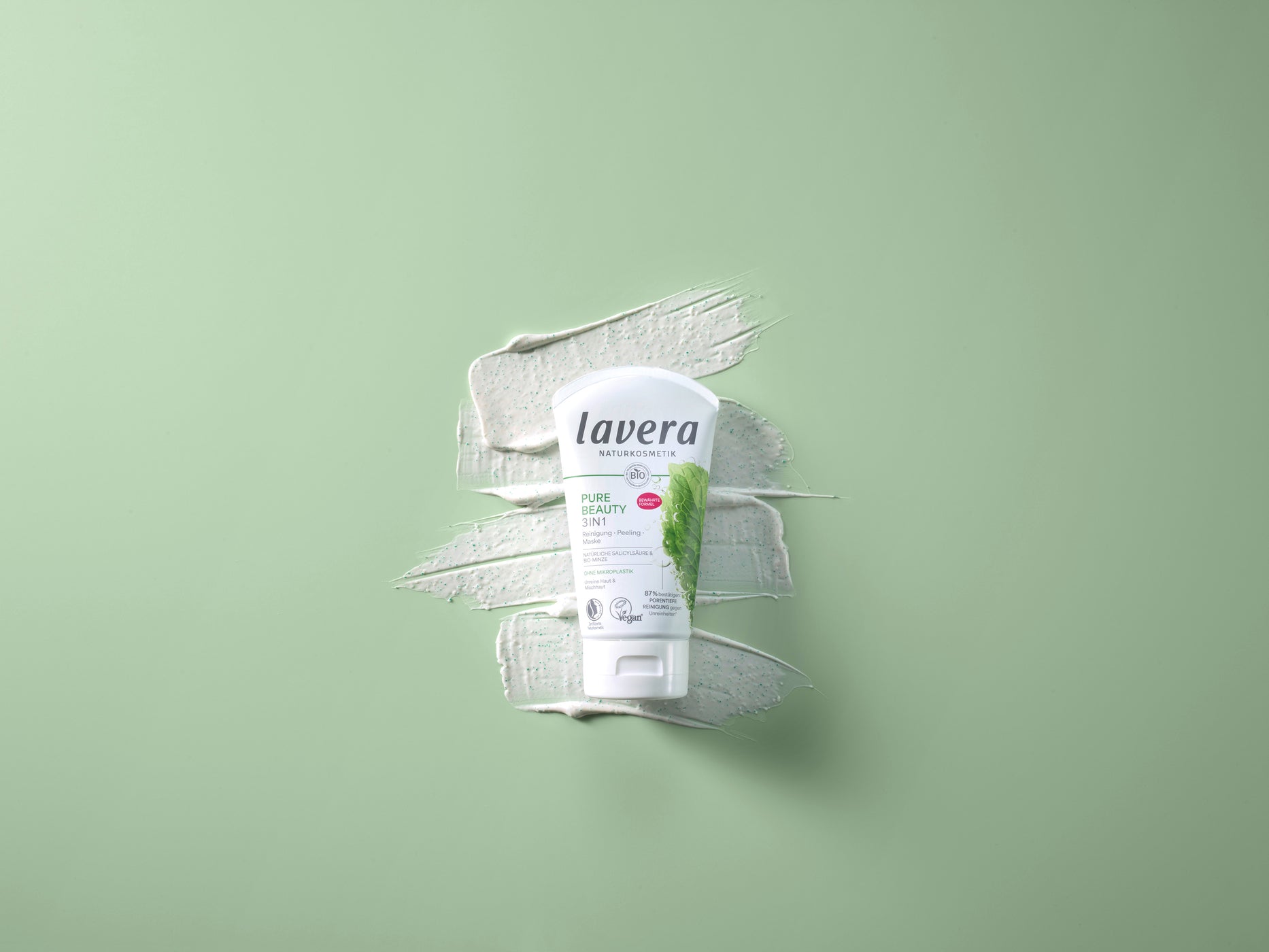lavera Pure Beauty tube 3en1 sur touches de crème, fond vert menthe