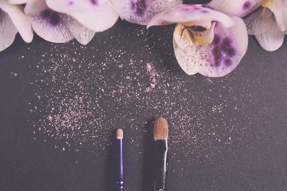Deux pinceaux à fard à paupières avec pigment rose et décorés de fleurs