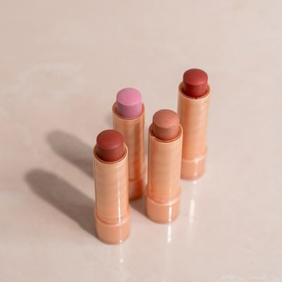Quatre Multi Balms lavera en différentes teintes sur fond beige