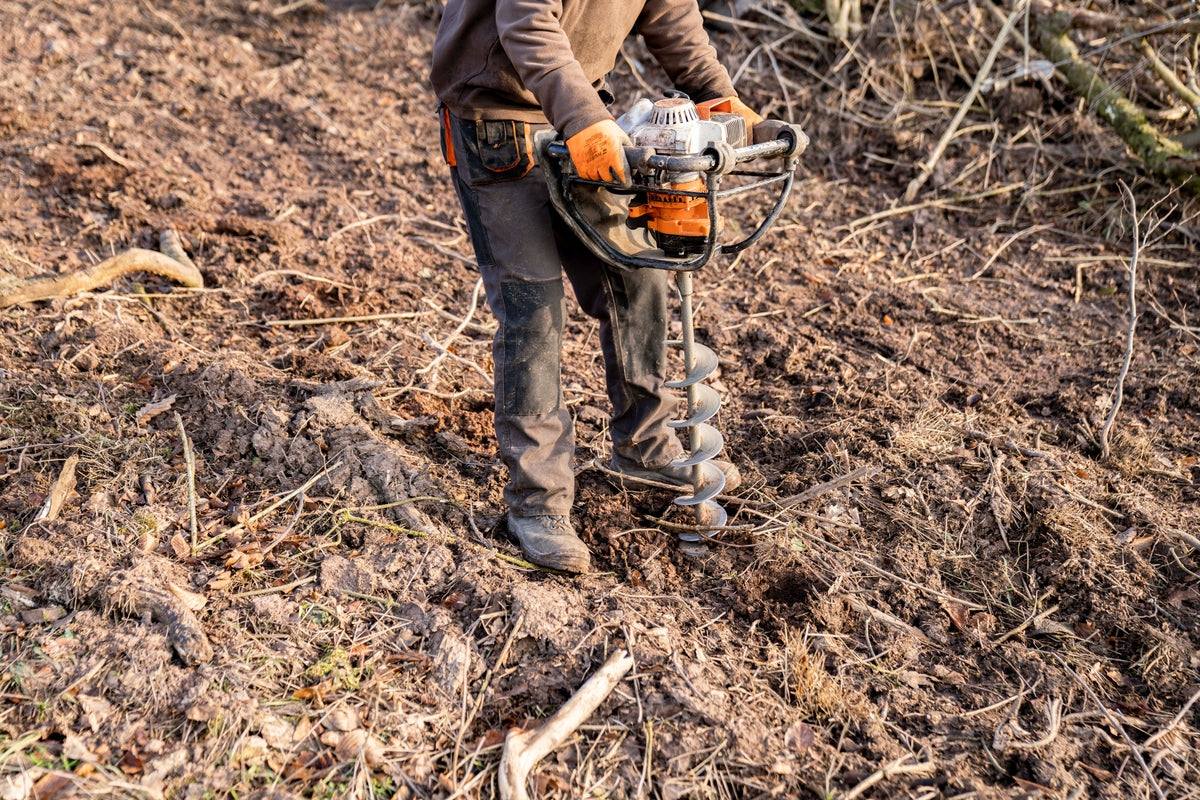 Bohrung von Pflanzlöchern am steilen Berghang