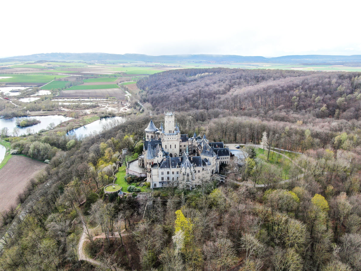 Schloss Marienburg von oben mit Natur drumherum