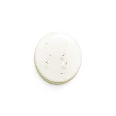 Einzelner Tropfen Gesichtsöl auf hellem Hintergrund