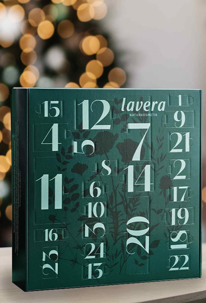Calendrier de l'avent lavera vert avec chiffres, lumières festives en arrière-plan