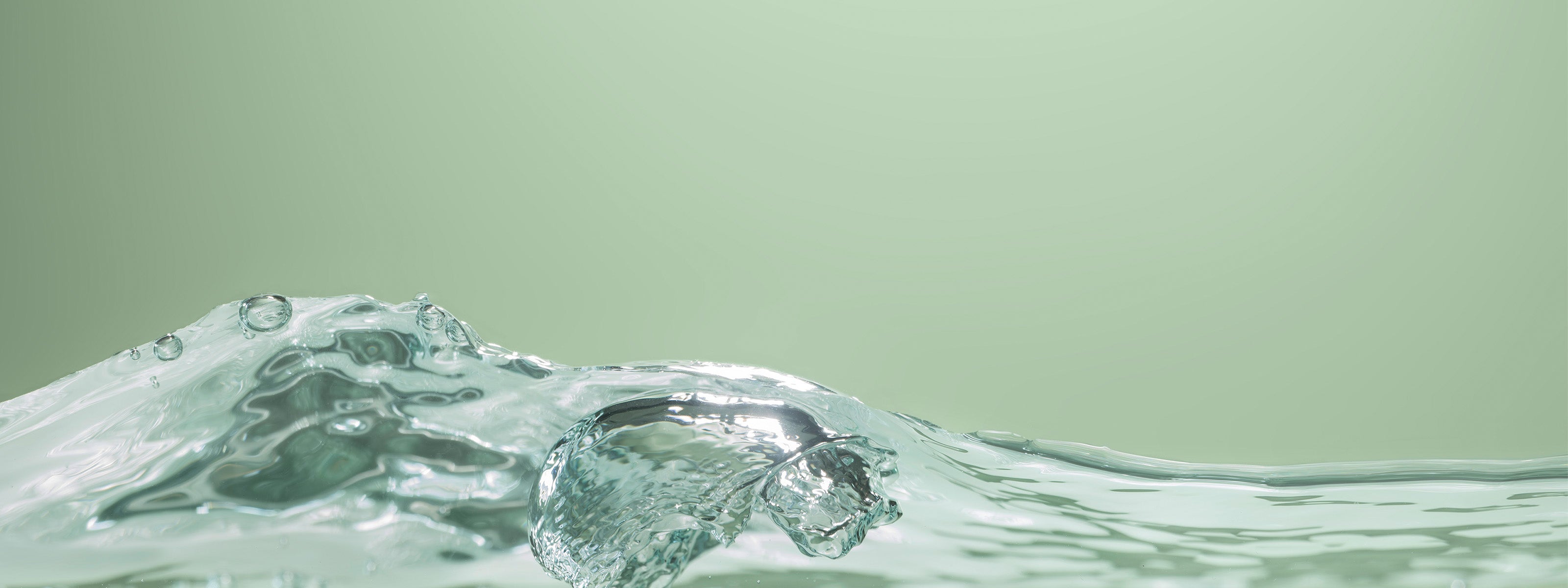 Eau en mouvement sur fond vert