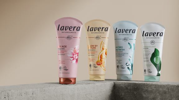 Vier lavera Skinification Bodylotions nebeneinander auf Podest