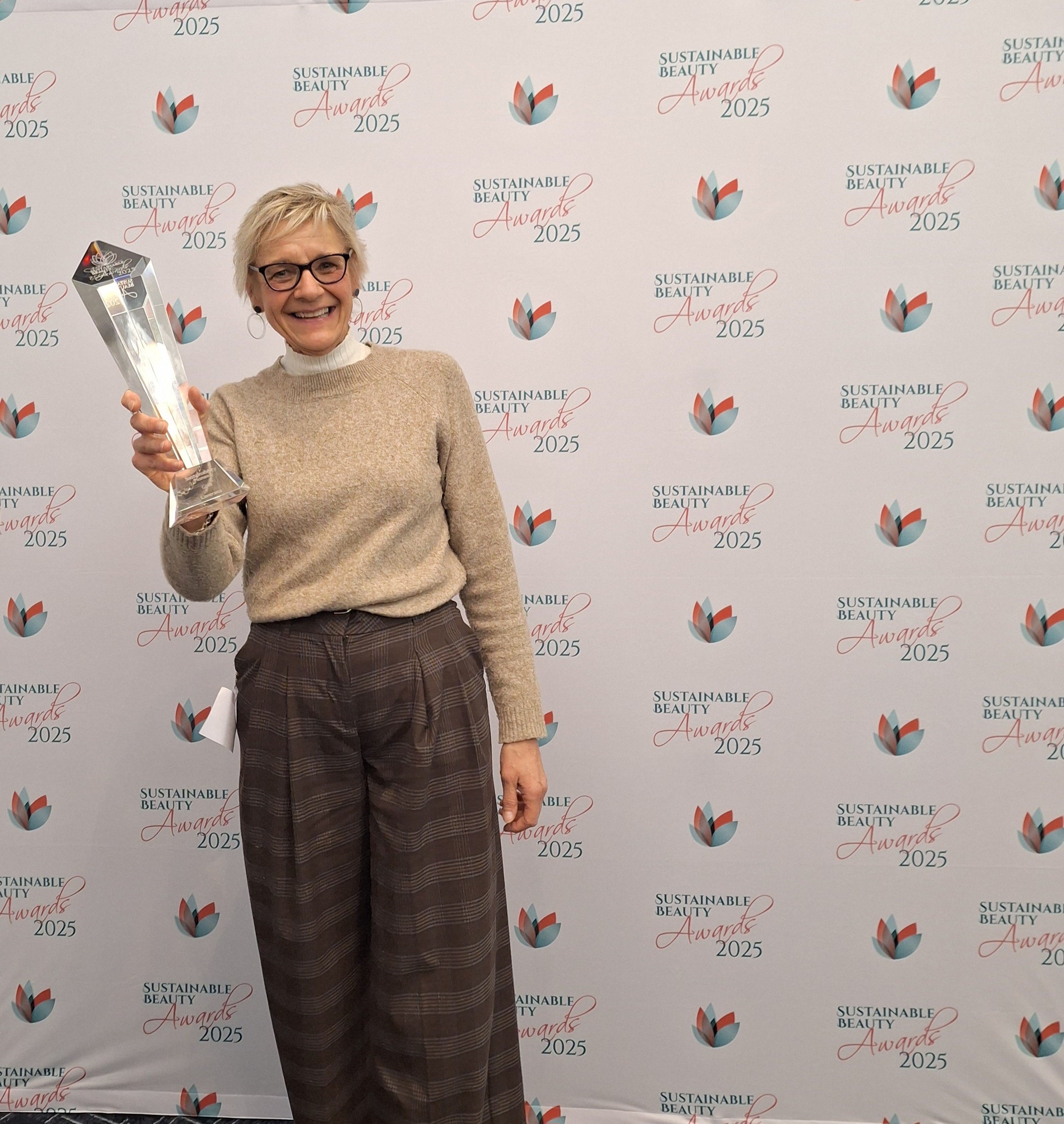 Sabine Kästner tenant un prix lors des Sustainable Beauty Awards