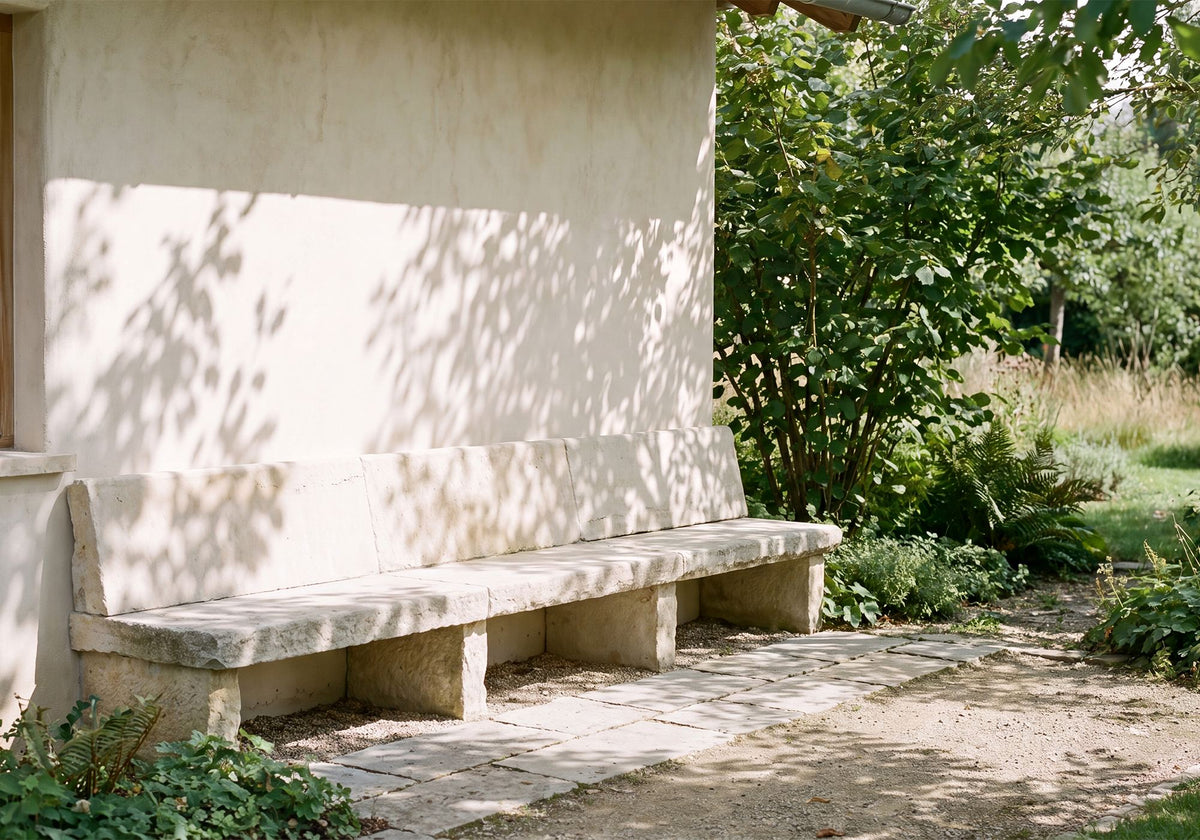 Banc en pierre dans le jardin