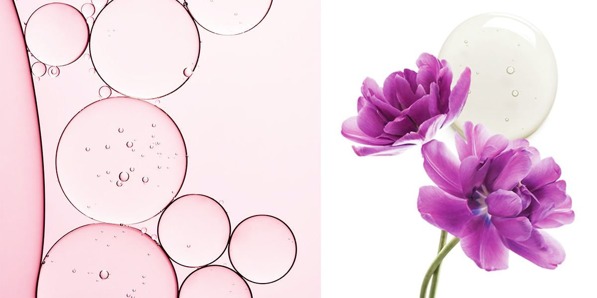 Texture de bulles d'huile roses à côté de fleurs violettes avec gouttes de sérum