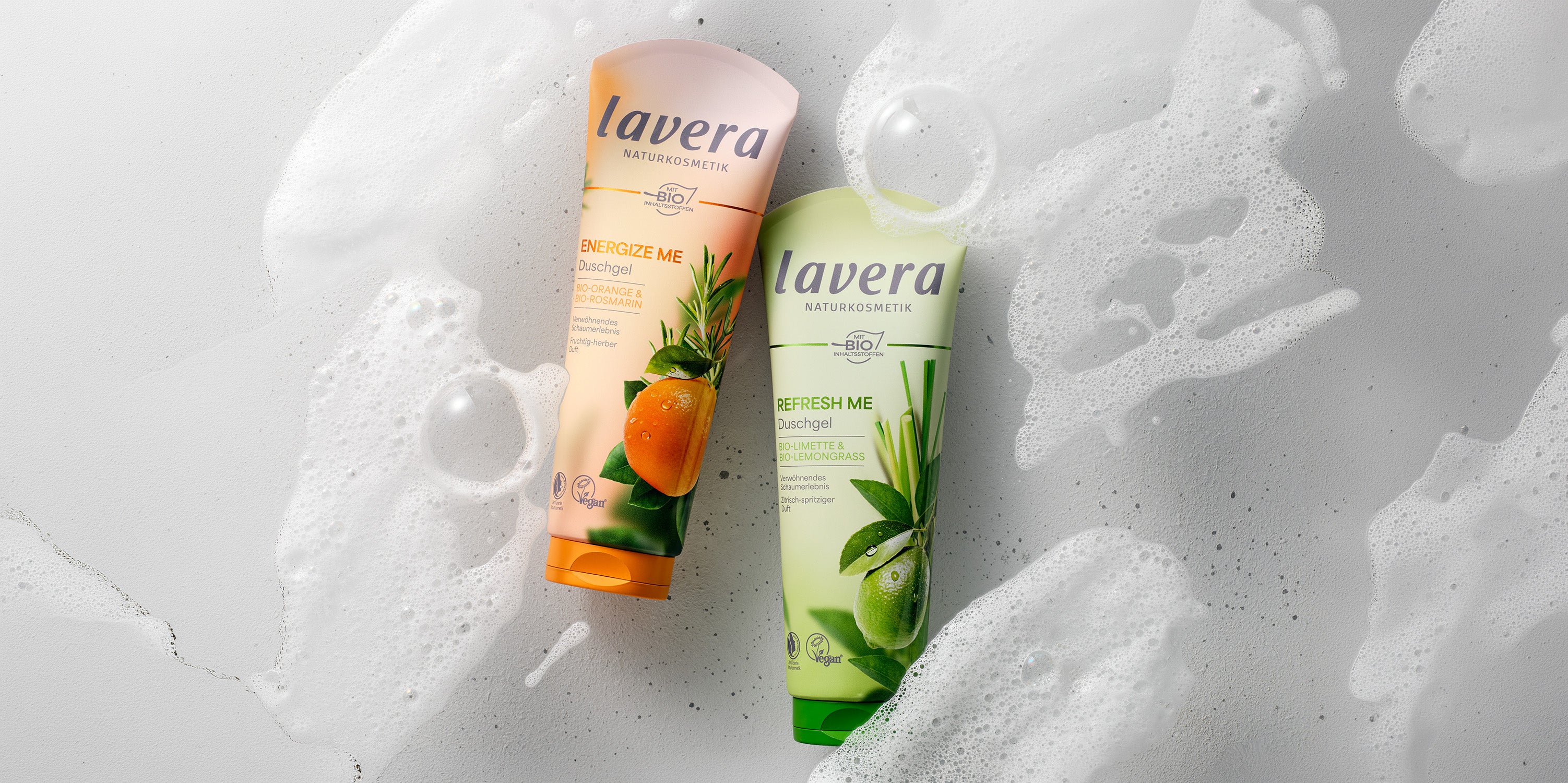 Gels douche Refresh me et Energize me sur fond mousseux