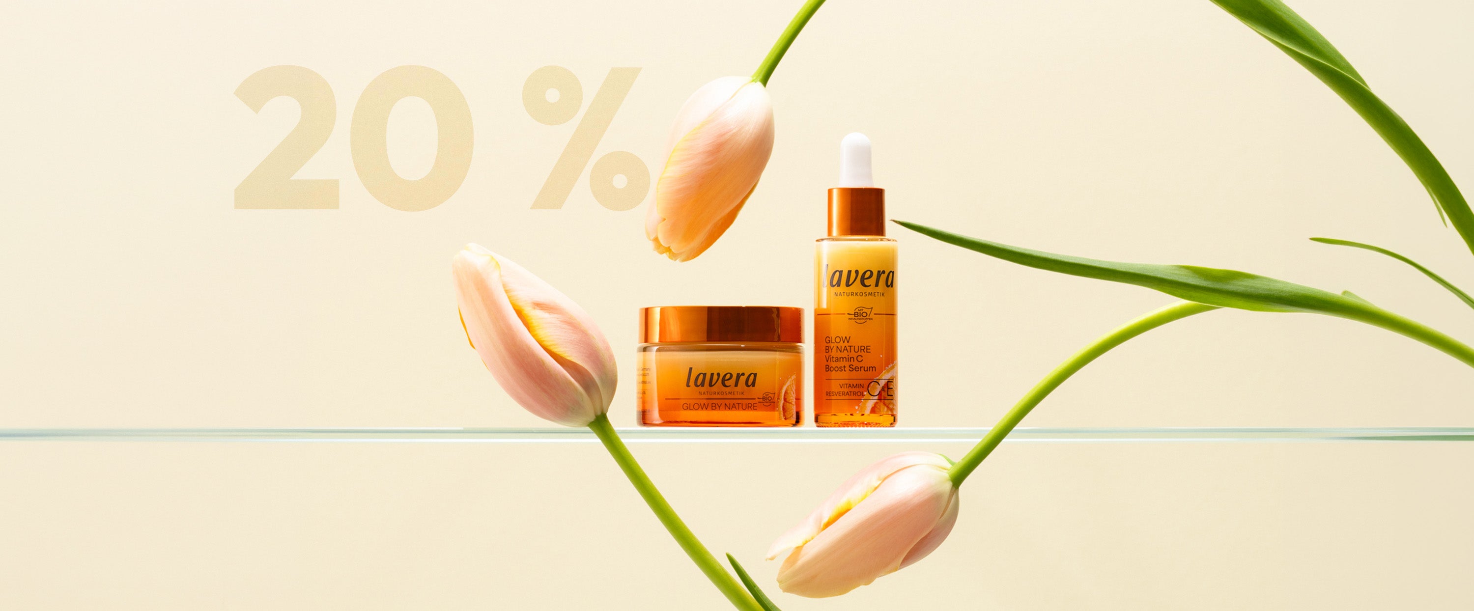 Glow by Nature Creme und Serum zwischen Tulpen