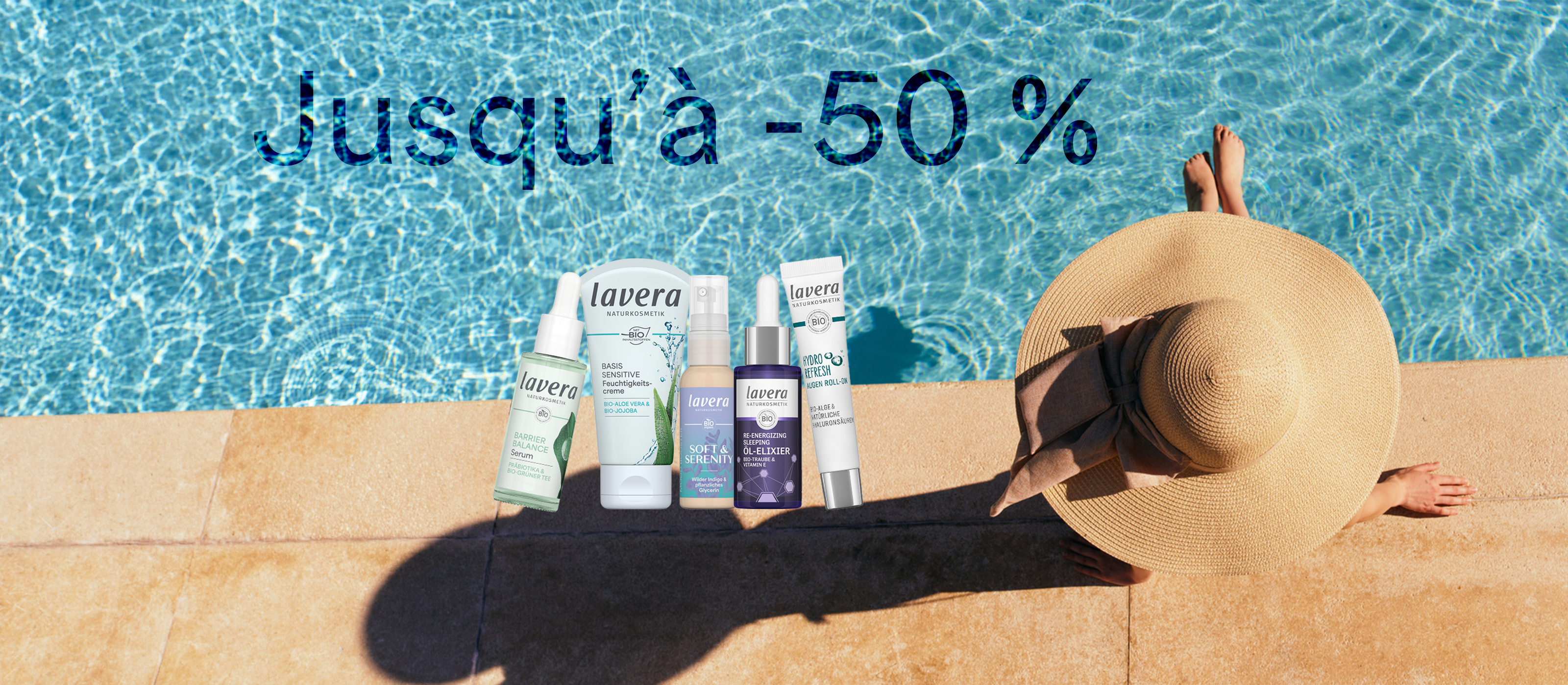 Frau mit Sonnenhut am Pool, mit Produkten im Bild