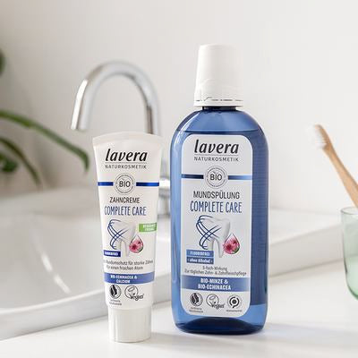 dentifrice et bain de bouche lavera Complete Care au lavabo