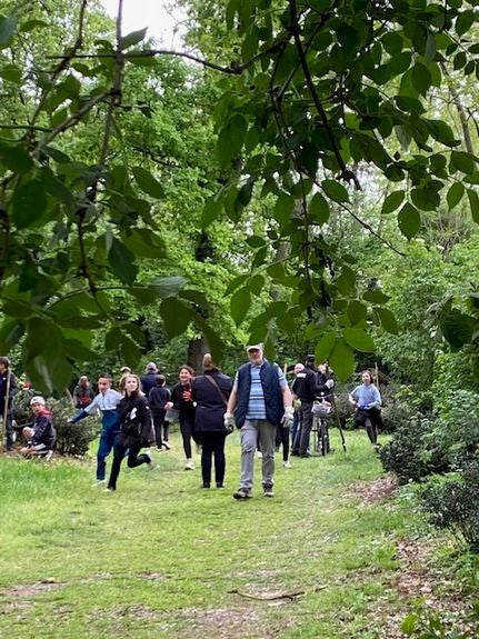 Gruppe Freiwilliger bei Waldprojekt, läuft durch grünen Waldweg